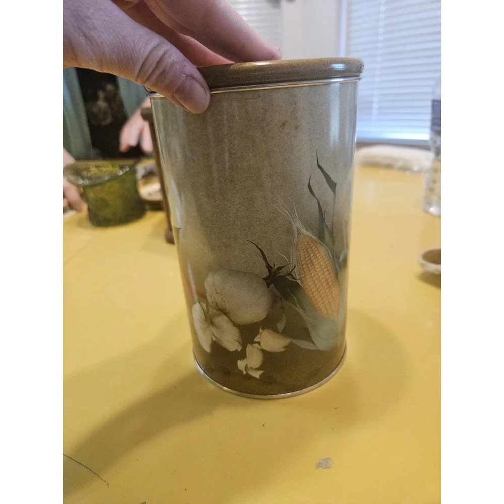 Vintage Vegetable Tin‎